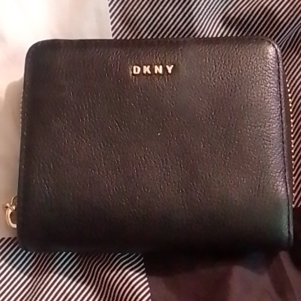 Dkny wallet